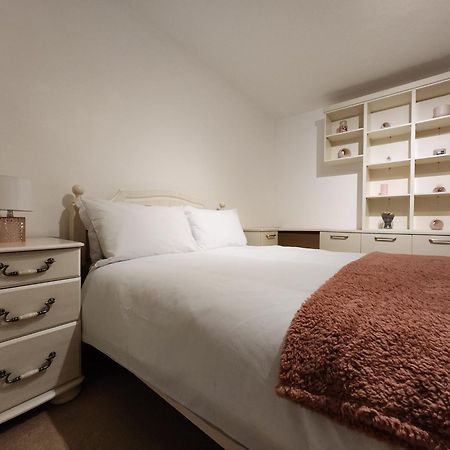Elmdon House With 4 Spacious Bedrooms To Choose Бірмінгем Екстер'єр фото