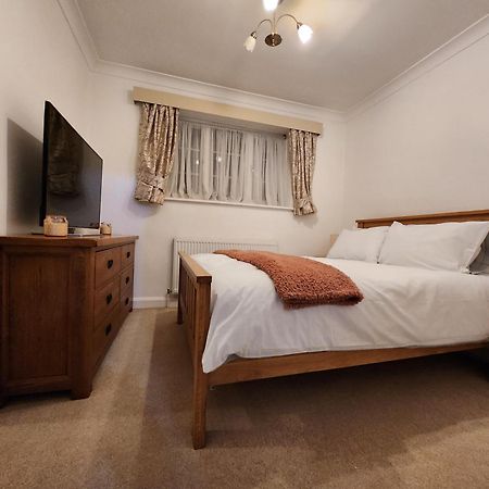 Elmdon House With 4 Spacious Bedrooms To Choose Бірмінгем Екстер'єр фото